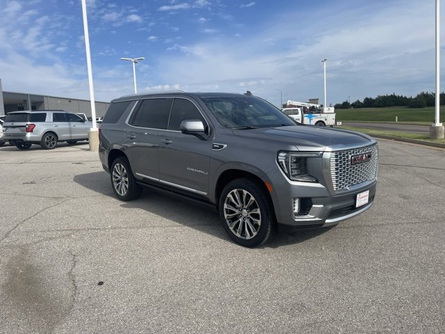 Used 2021 GMC Yukon Denali w/ Denali Premium Package image 3