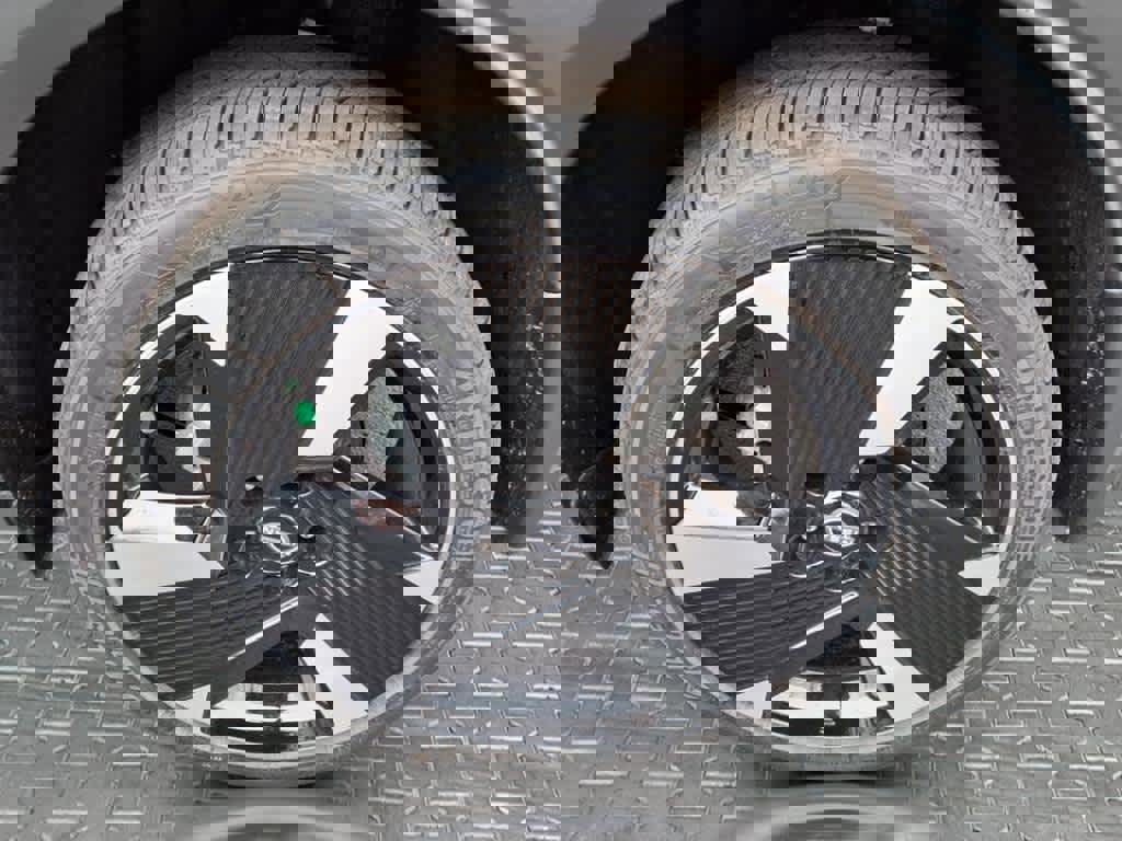 New 2025 Nissan Kicks SR image 12