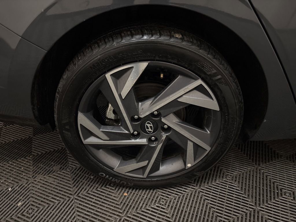 Used 2025 Hyundai Elantra Limited image 28