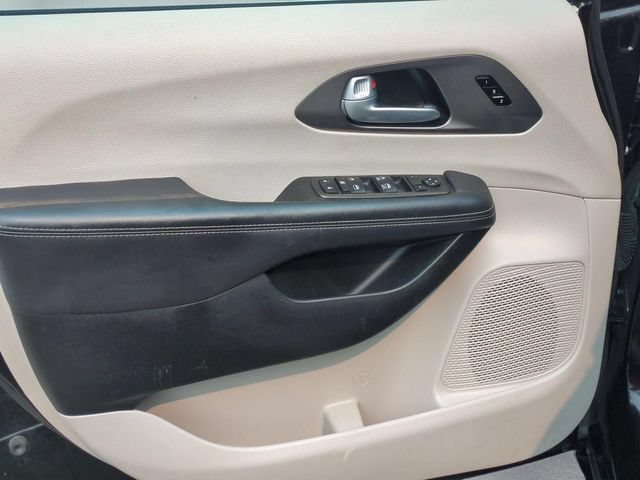 Used 2024 Chrysler Pacifica Touring-L FWD image 21