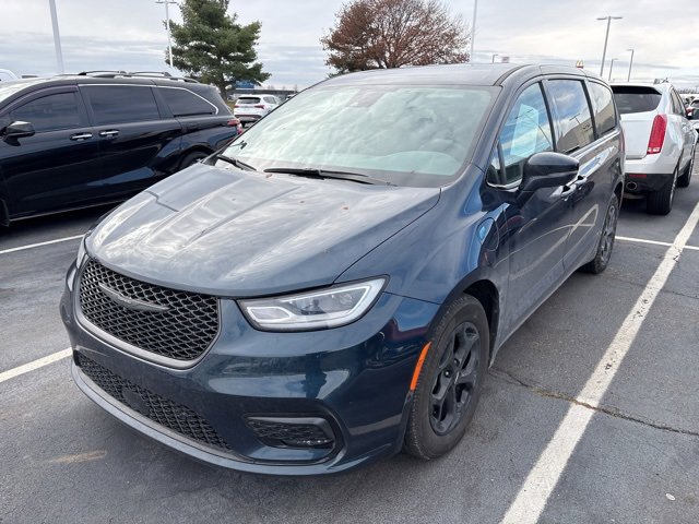 Used 2022 Chrysler Pacifica Touring-L w/ Uconnect Theater Family Group image 3