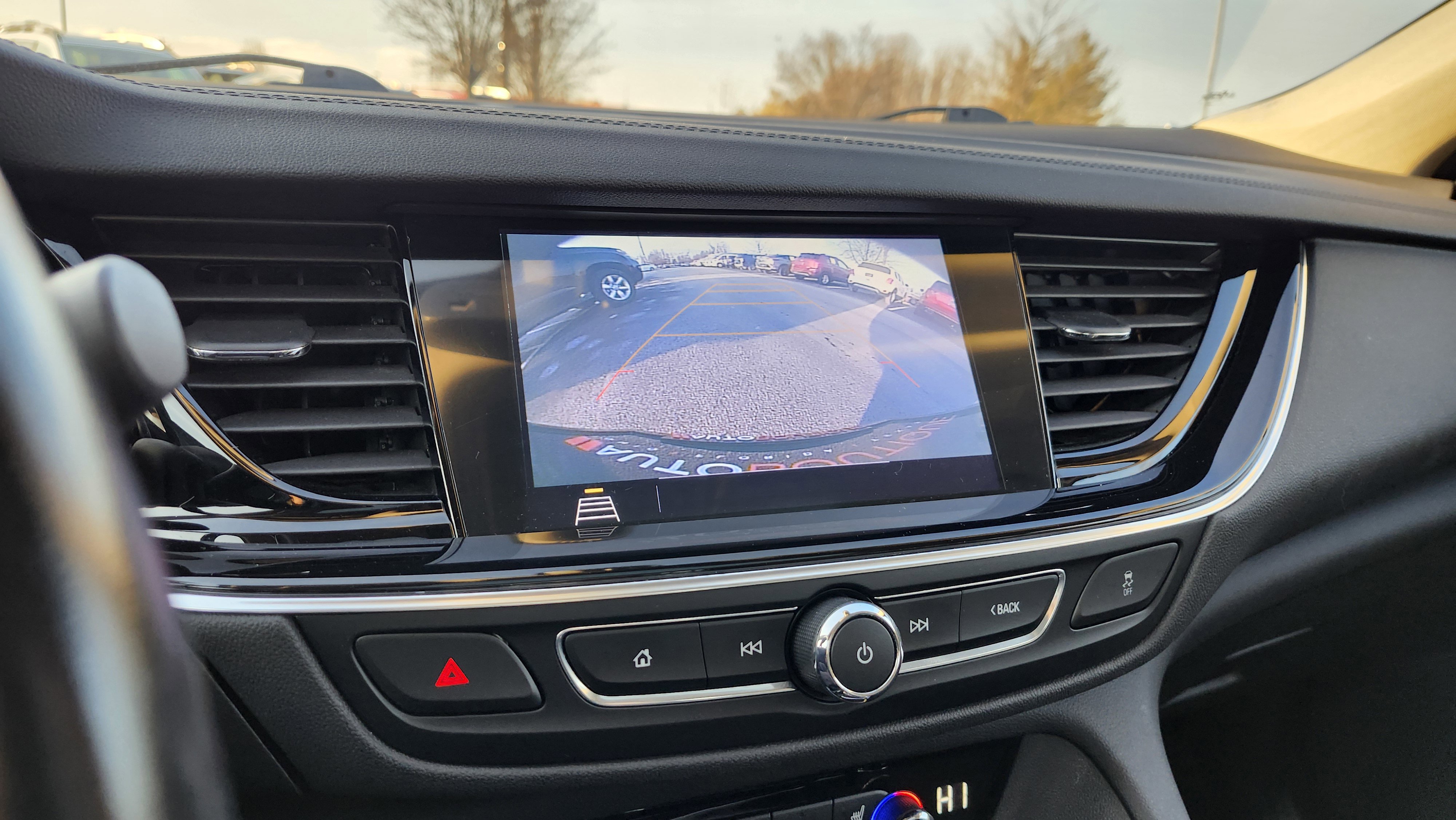 Used 2018 Buick Regal Essence w/ Driver Confidence Package #1 image 4