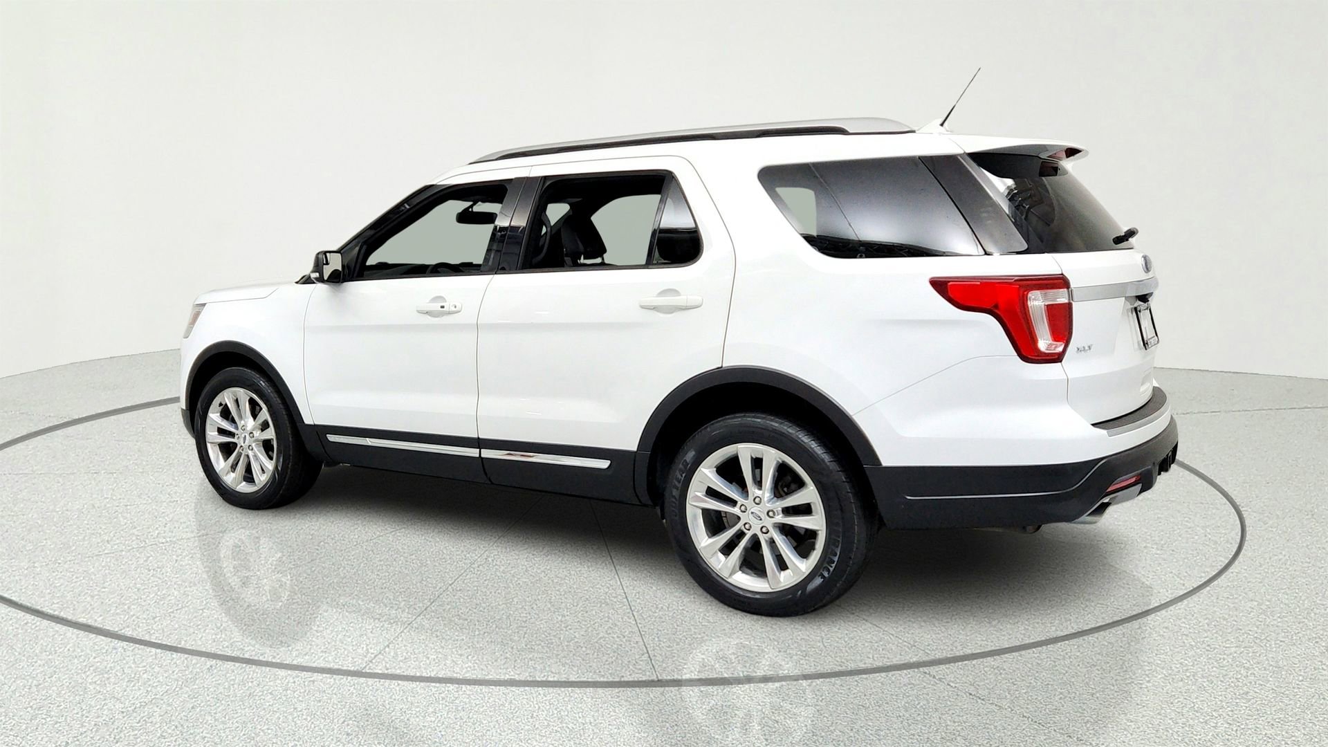 Used 2018 Ford Explorer XLT w/ Equipment Group 202A AWD/4WD image 3