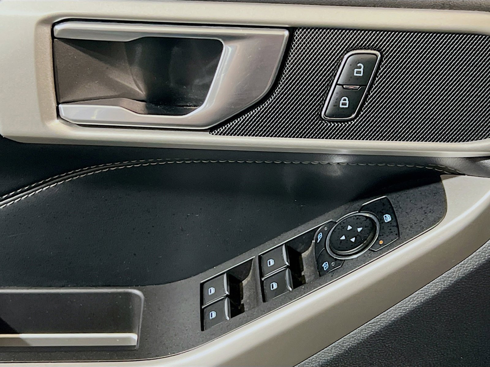 Used 2022 Ford Explorer XLT image 13