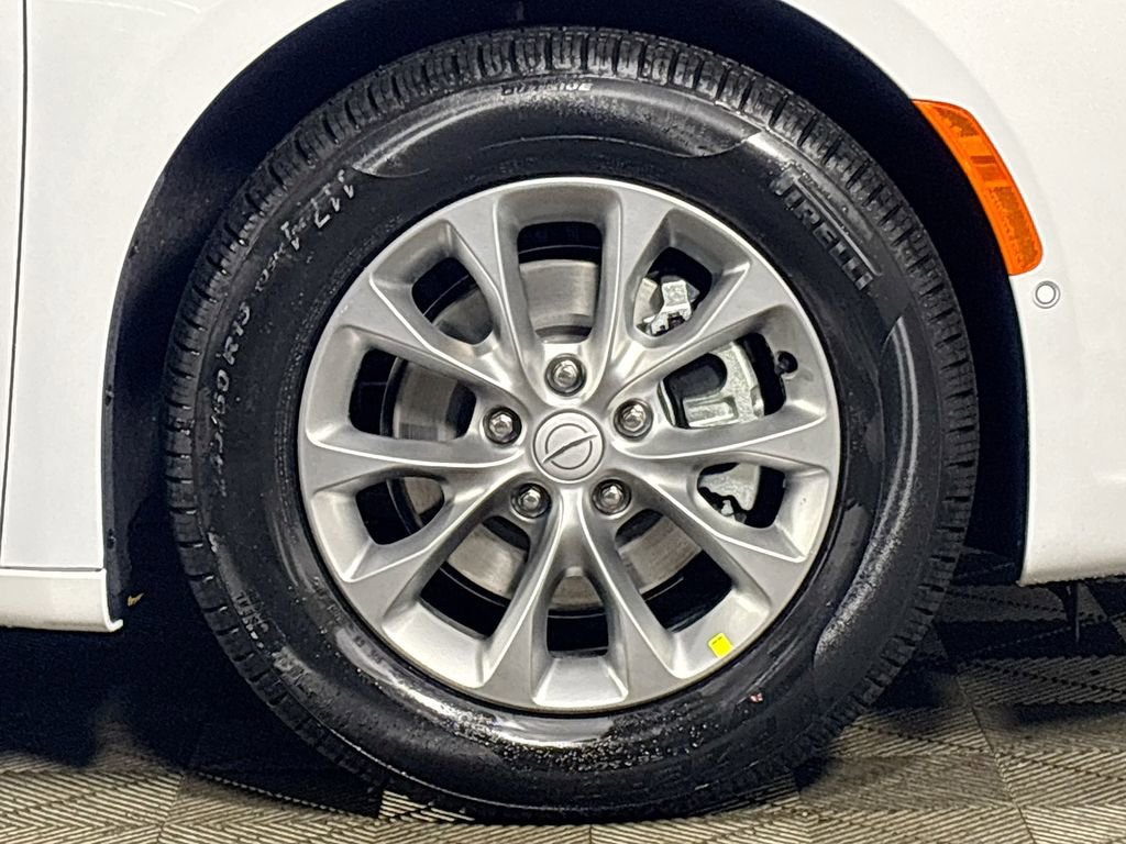 New 2026 Chrysler Pacifica Limited w/ Uconnect Theater Family Group image 23