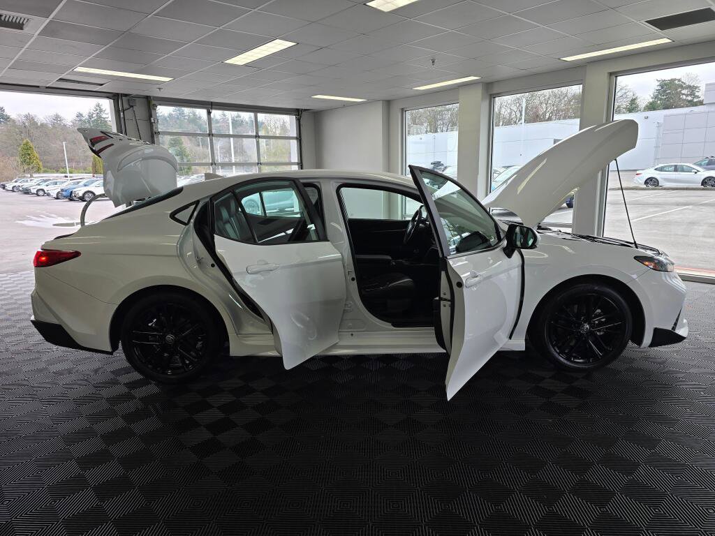 Used 2025 Toyota Camry SE image 18