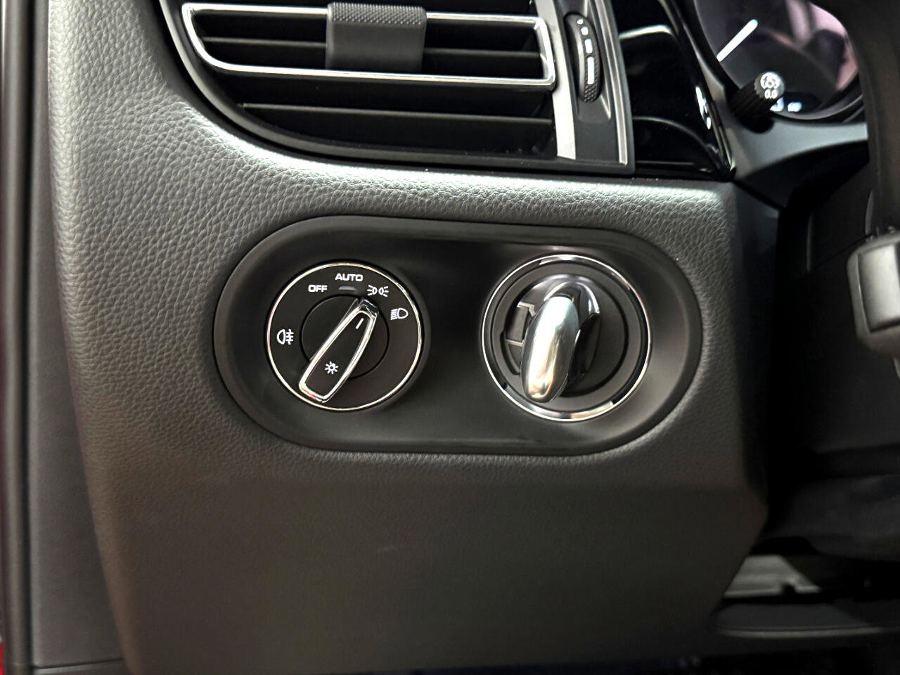 Used 2023 Porsche Macan image 29