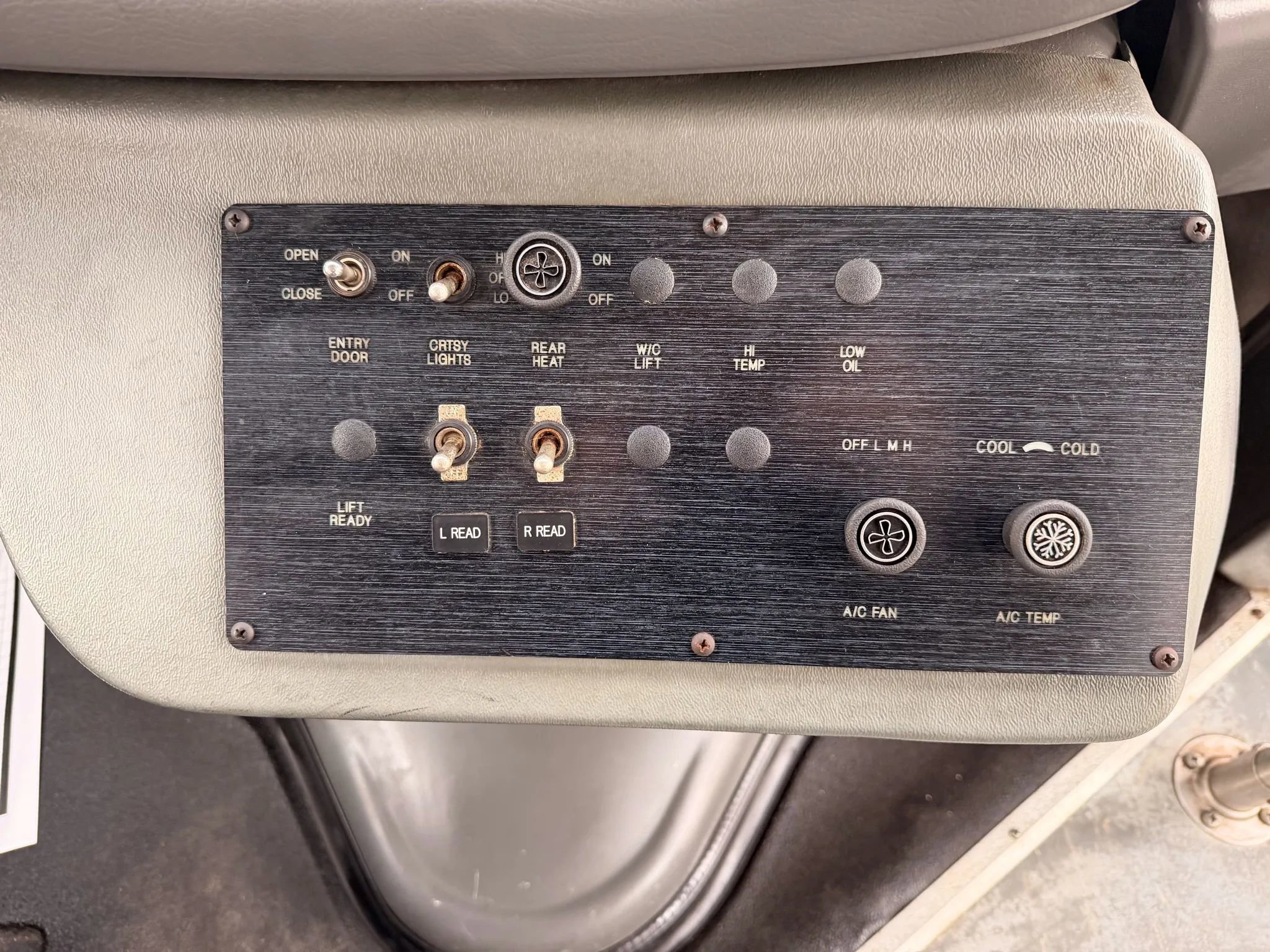 Used 2003 Ford E-450 and Econoline 450 image 13