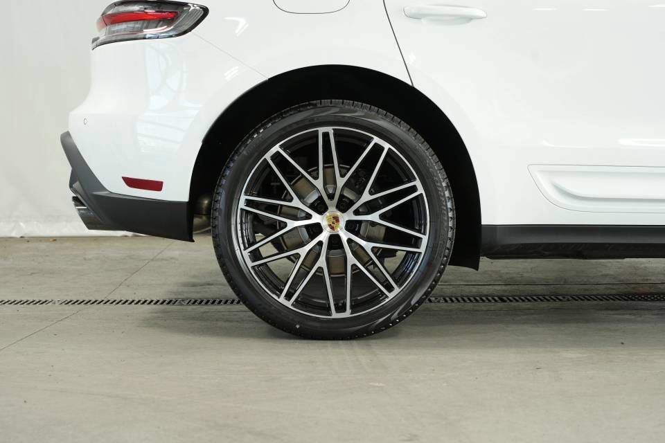 Certified 2025 Porsche Macan AWD/4WD image 40