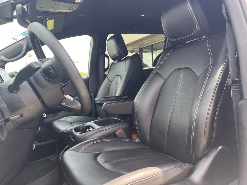 Used 2025 Chrysler Pacifica Select image 15