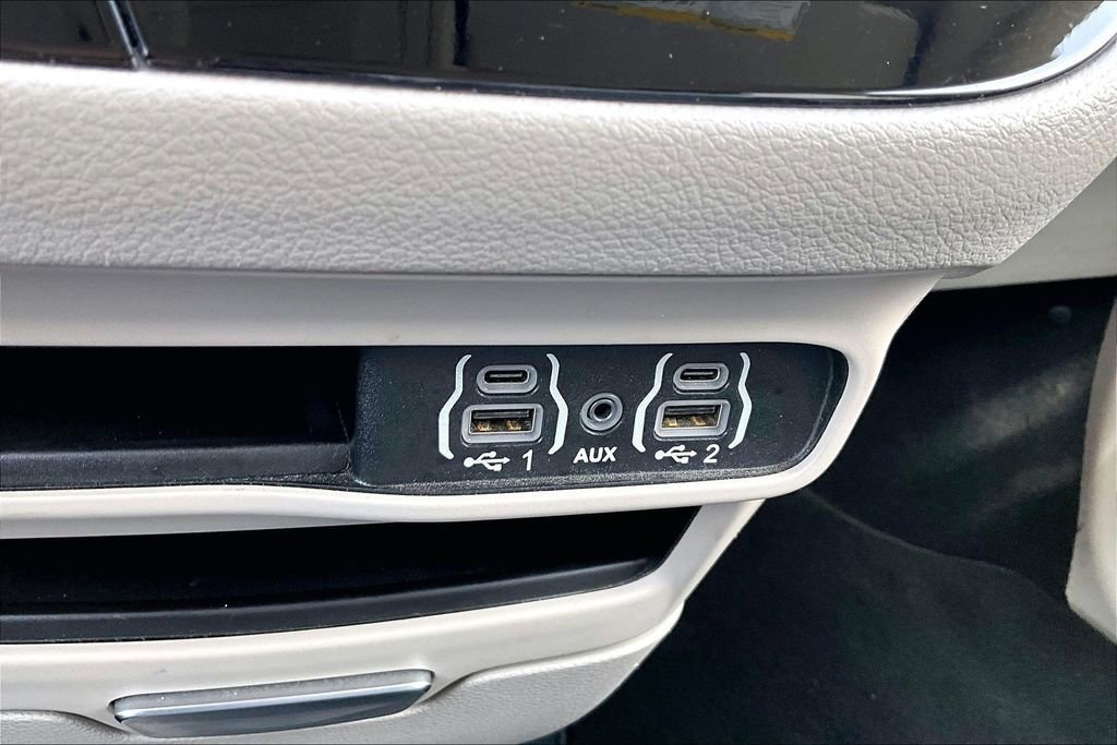 Used 2023 Chrysler Pacifica Touring-L image 30
