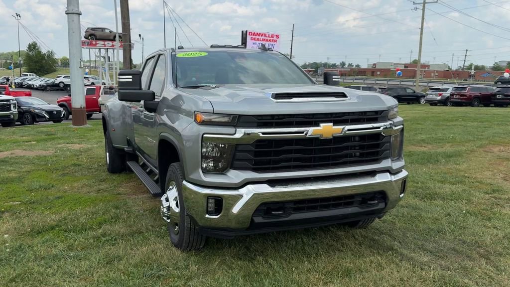 Used 2025 Chevrolet Silverado 3500 LT AWD/4WD image 9