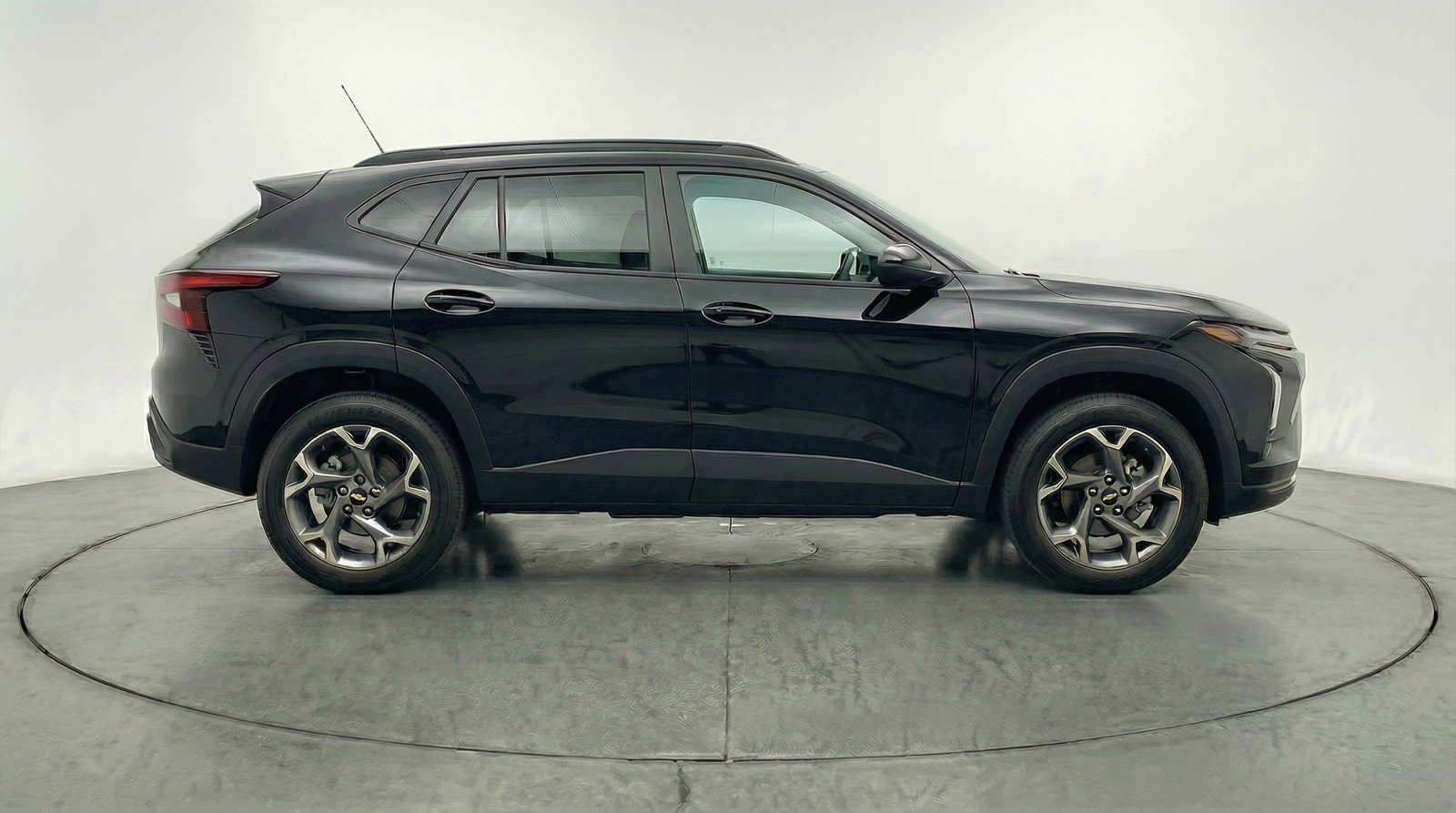 Used 2025 Chevrolet Trax LT FWD image 11