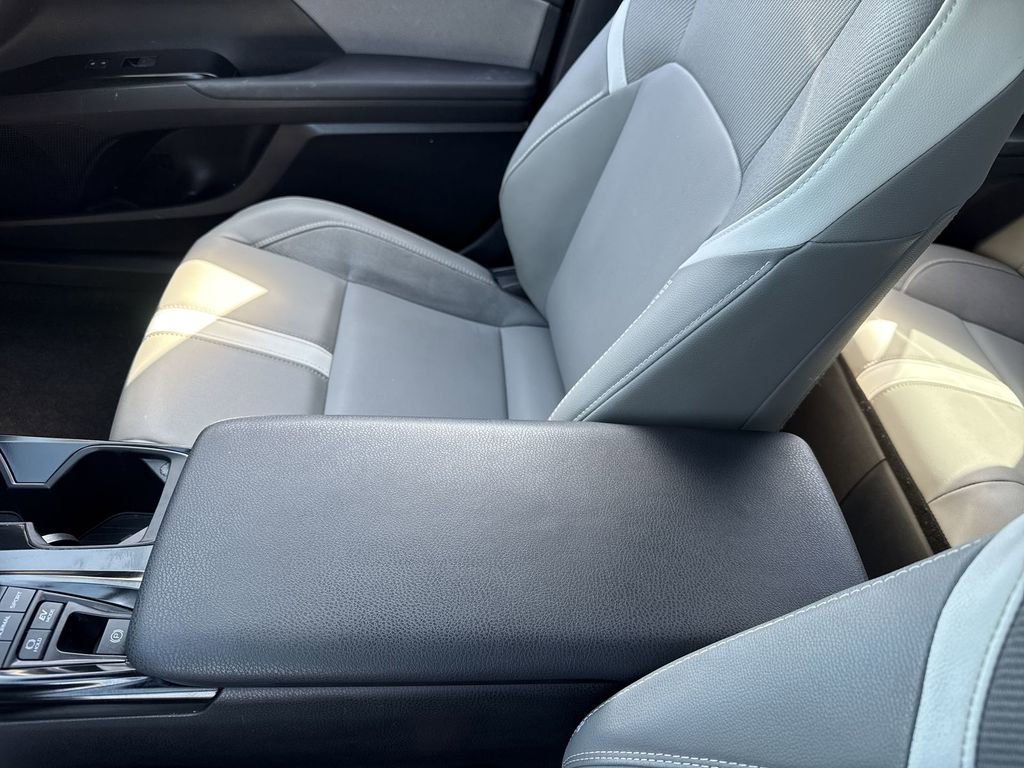 Used 2025 Toyota Camry SE w/ Convenience Package image 15