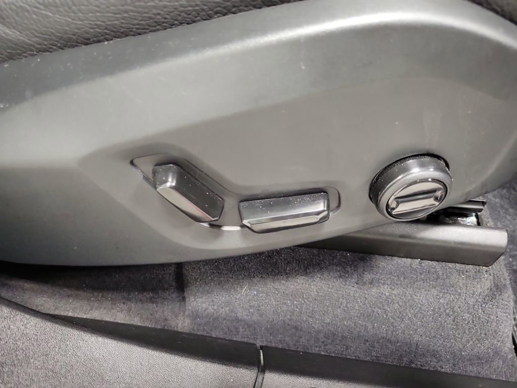 Used 2025 Volvo XC90 B5 Plus w/ Protection Package Premier image 31