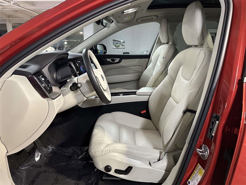 Used 2024 Volvo XC60 T8 Plus w/ Protection Package Premier image 4