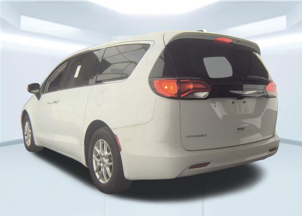 Used 2023 Chrysler Voyager LX image 4