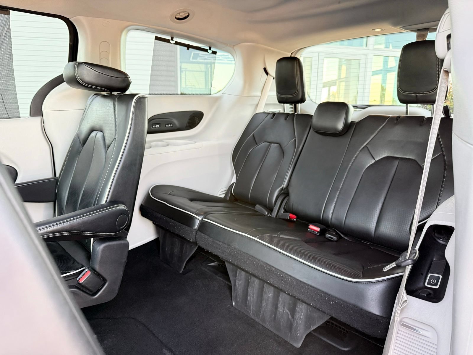 Used 2022 Chrysler Pacifica Limited FWD image 23