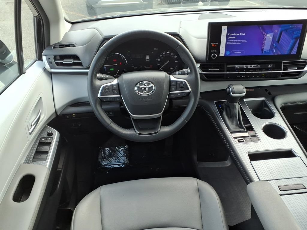Used 2025 Toyota Sienna XLE FWD image 8