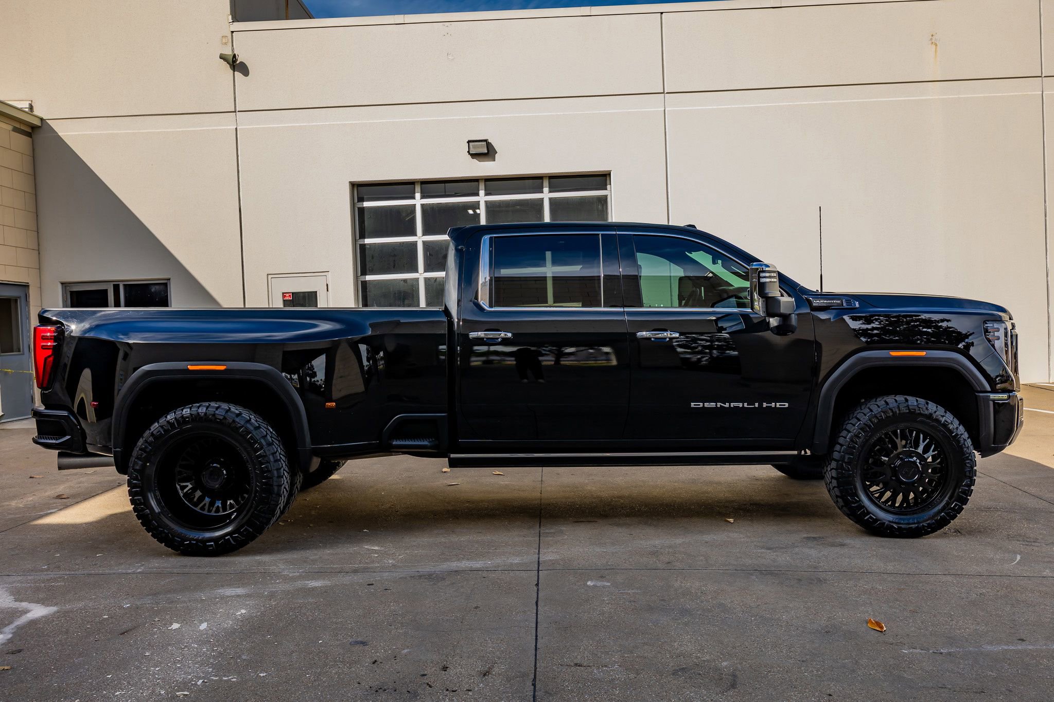 Used 2024 GMC Sierra 3500 Denali Ultimate AWD/4WD image 11