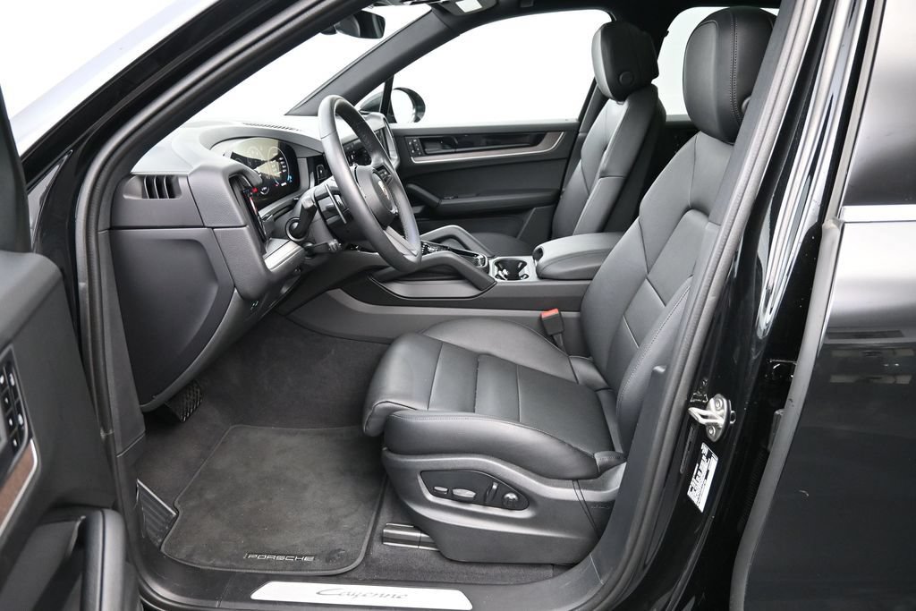Certified 2025 Porsche Cayenne AWD/4WD image 10