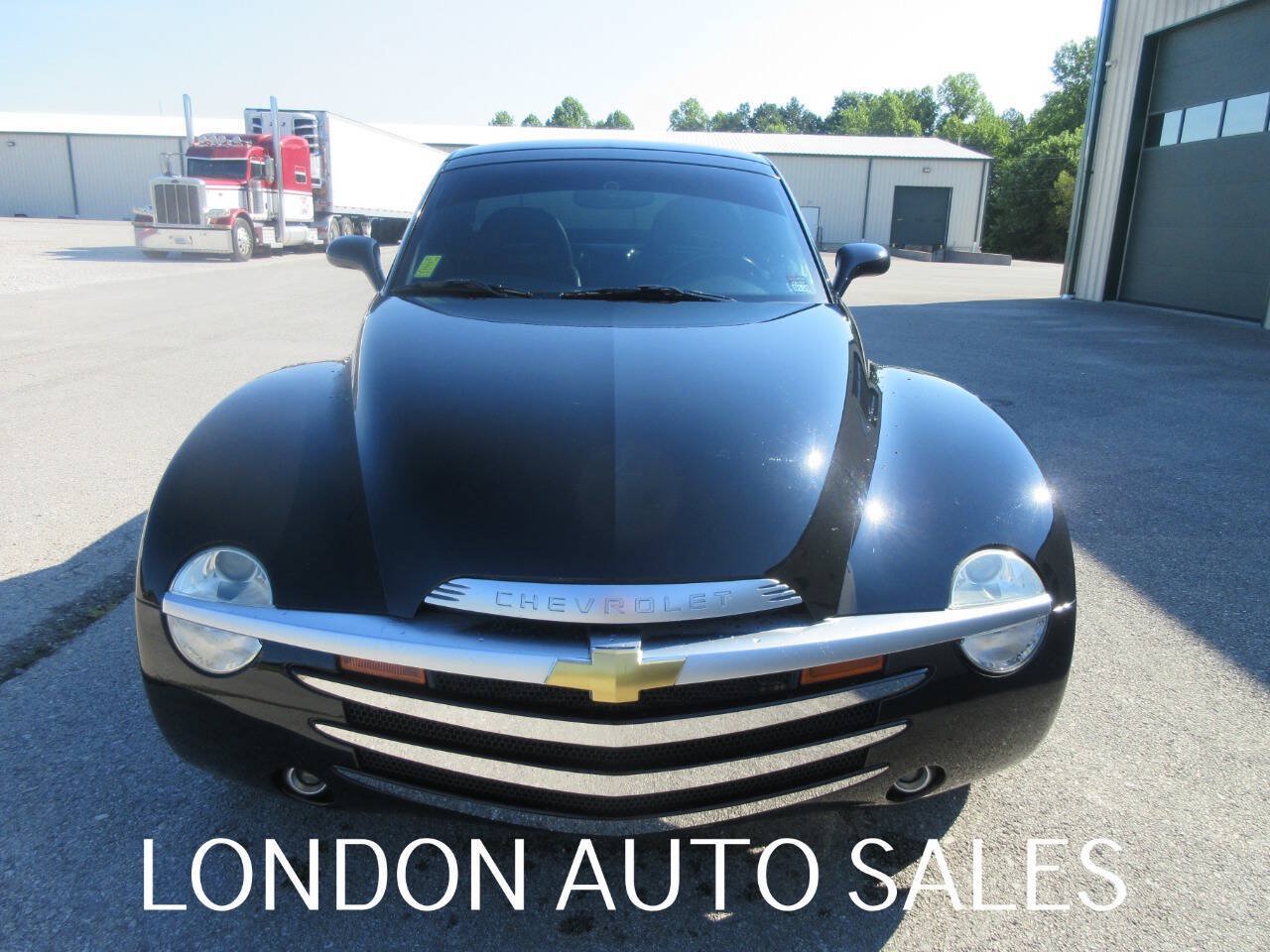 Used 2004 Chevrolet SSR w/ Preferred Equipment Group RWD image 9