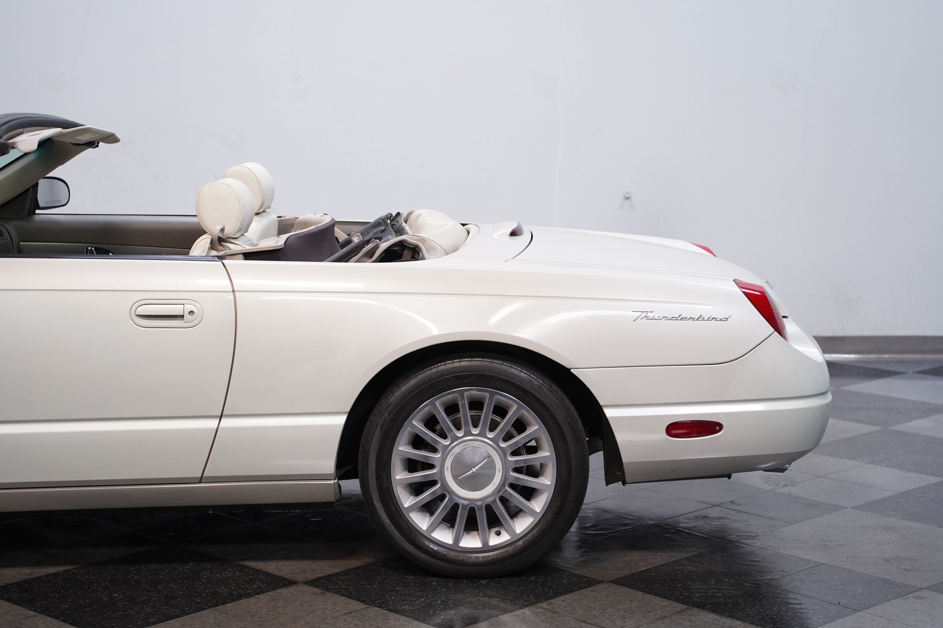 Used 2005 Ford Thunderbird 50th Anniversary RWD image 21