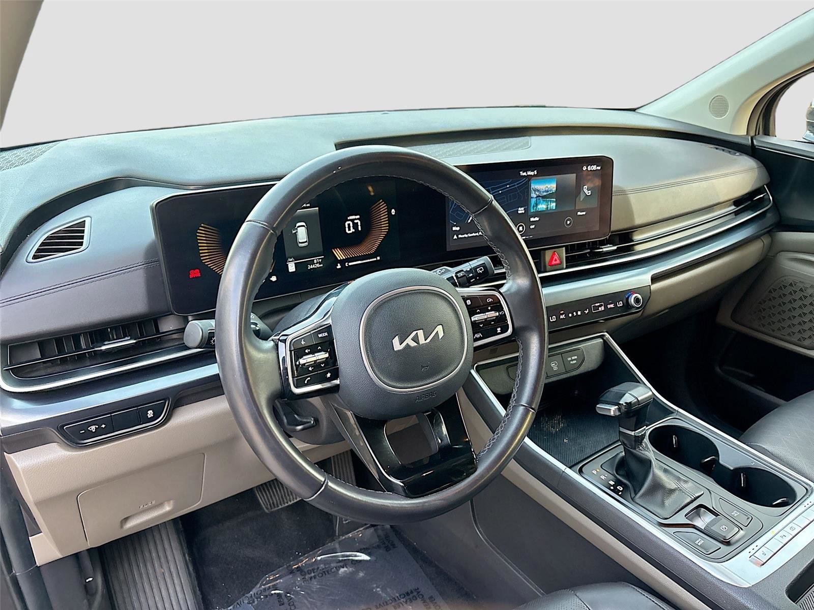 Used 2025 Kia Carnival FWD image 9