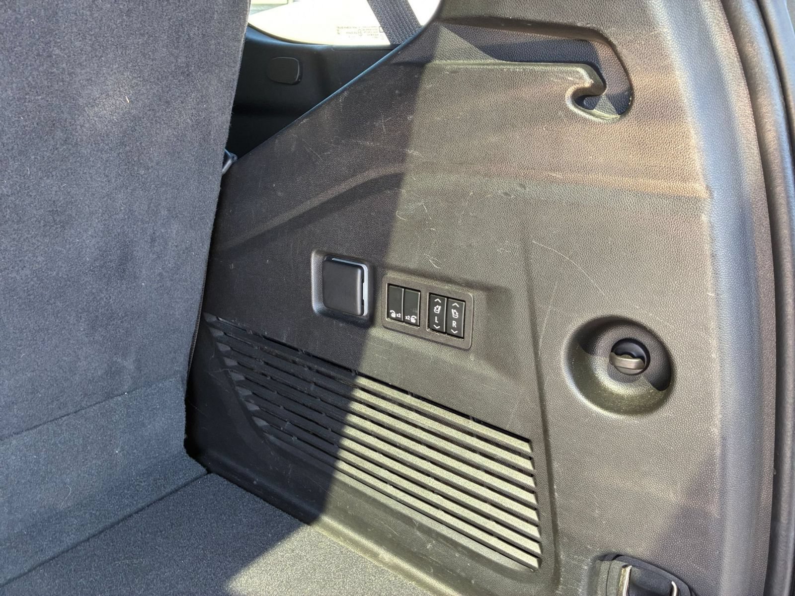 Used 2023 Chevrolet Tahoe Premier AWD/4WD image 16