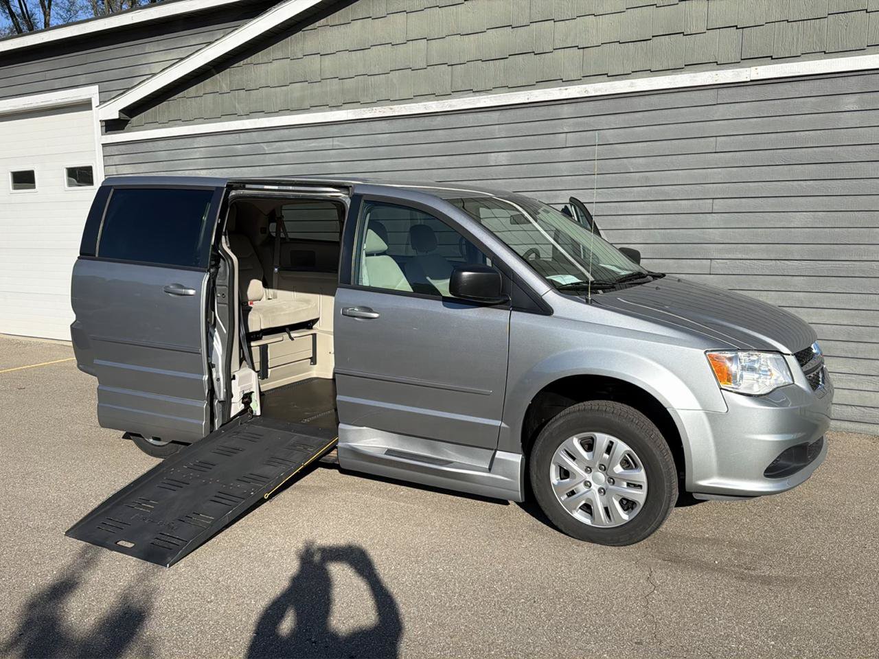Used 2016 Dodge Grand Caravan SE w/ Quick Order Package 29E SE FWD image 2