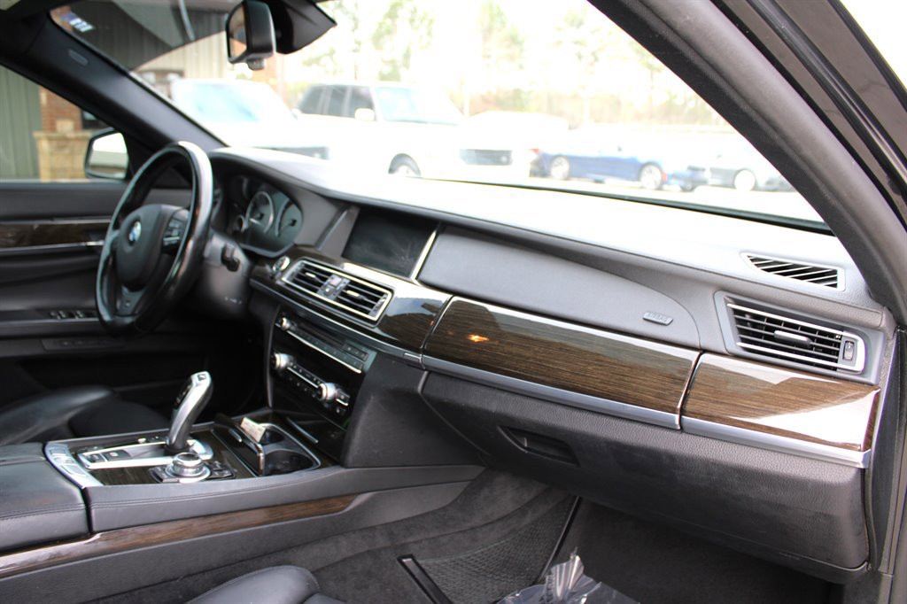 Used 2013 BMW 750i RWD image 17