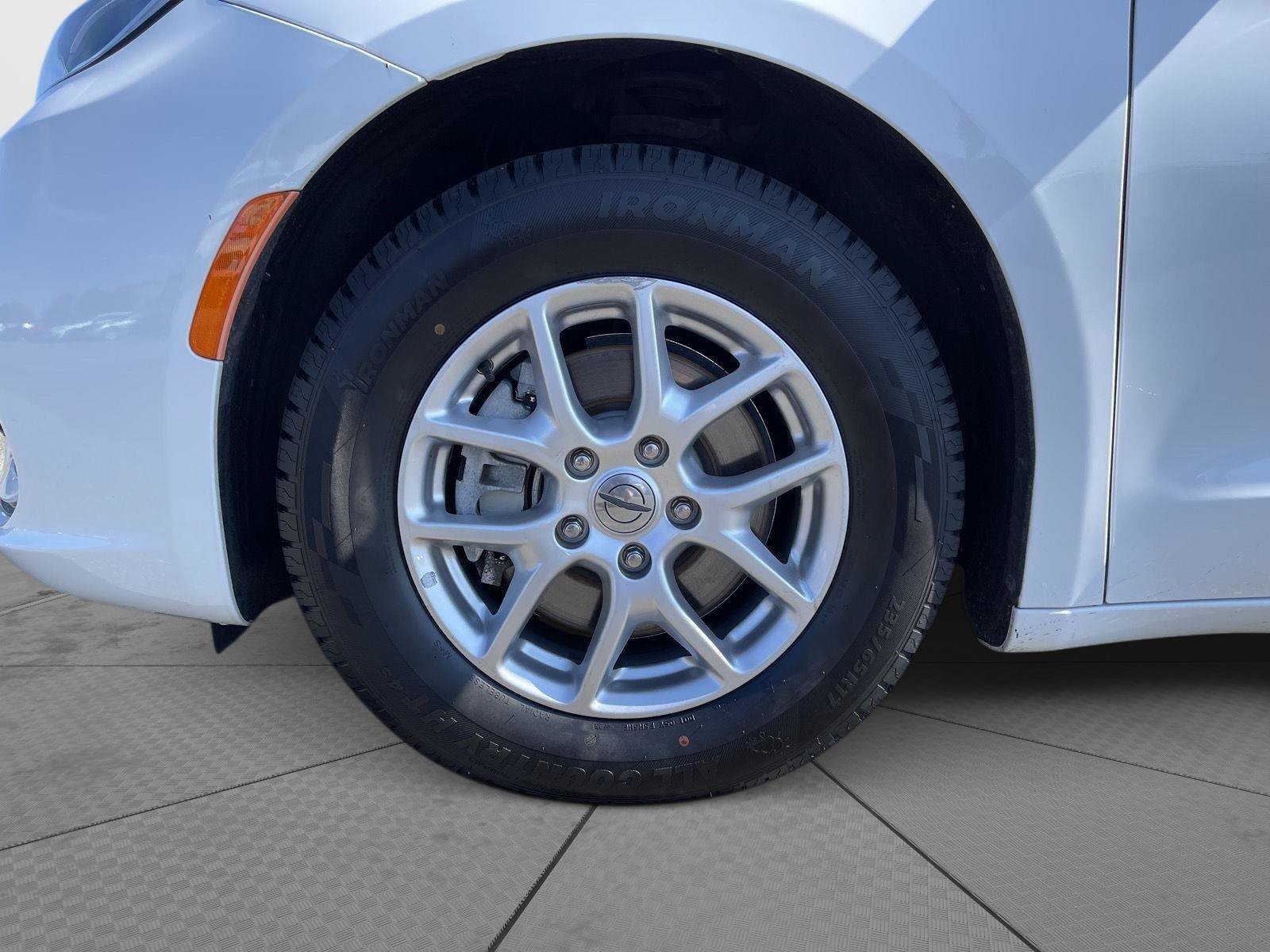 Used 2022 Chrysler Pacifica Touring-L FWD image 25
