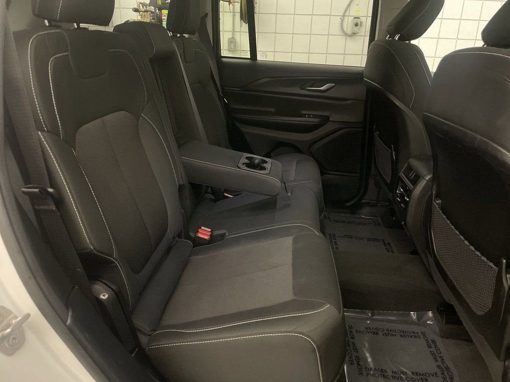 Used 2023 Jeep Grand Cherokee Laredo image 20