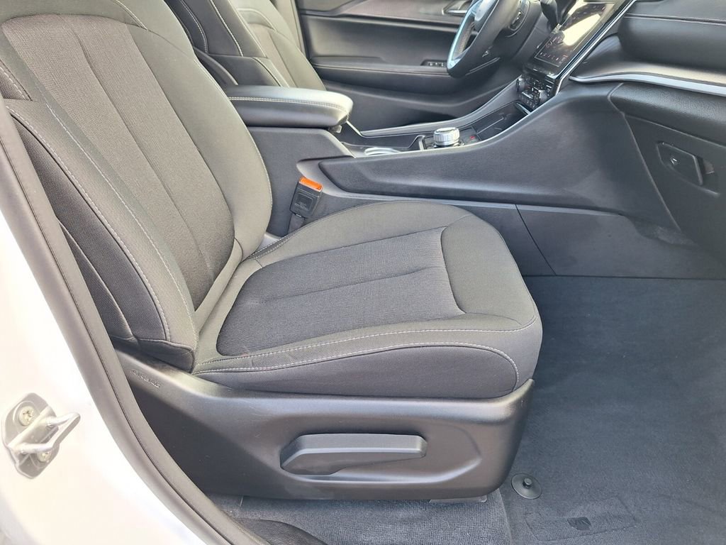 Used 2025 Jeep Grand Cherokee L Laredo w/ Luxury Tech Group I image 29