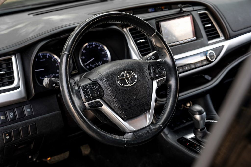Used 2017 Toyota Highlander Plus image 4