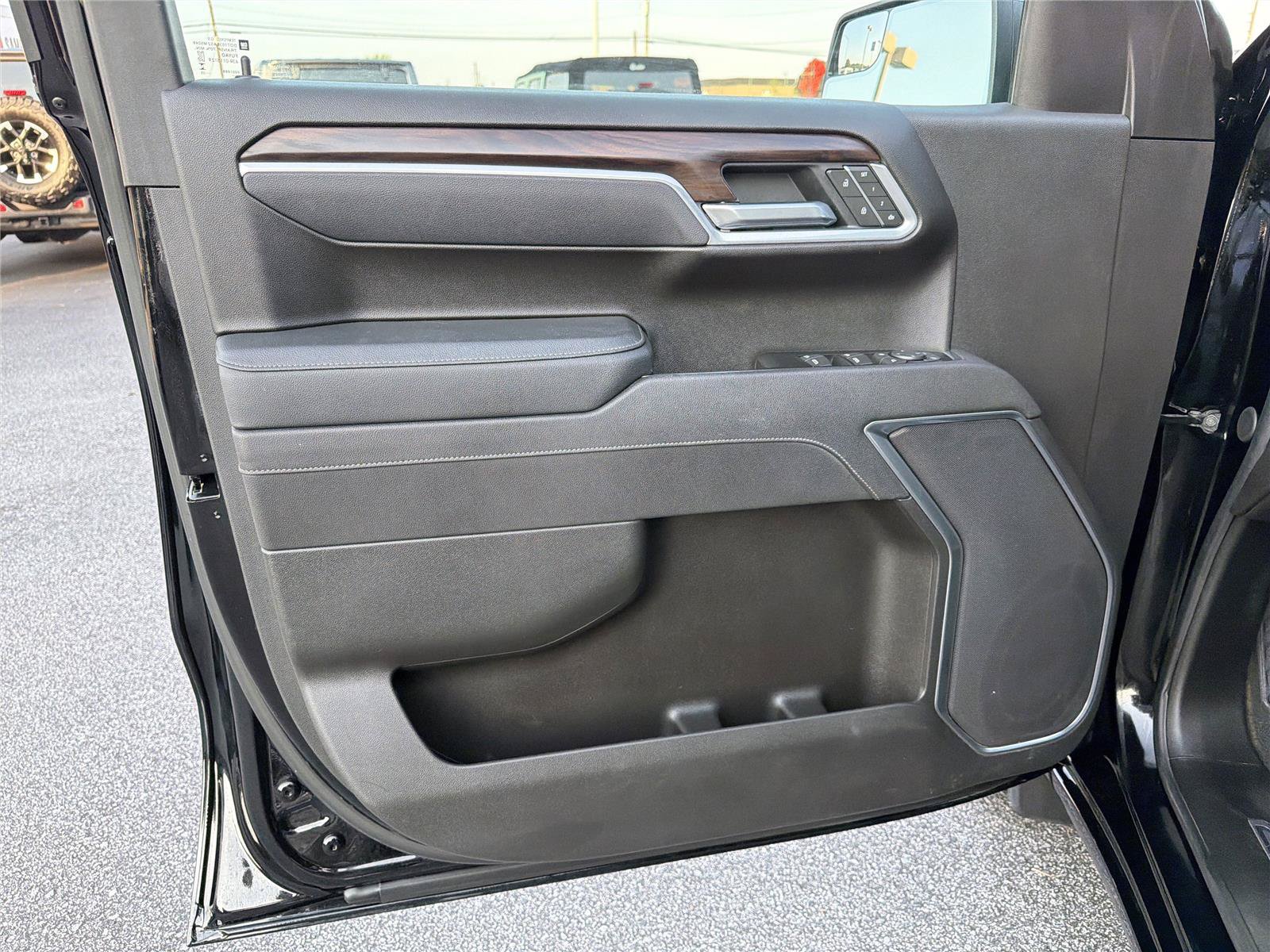 Used 2025 GMC Sierra 1500 SLT AWD/4WD image 9