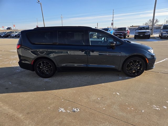 Used 2025 Chrysler Pacifica Limited image 2