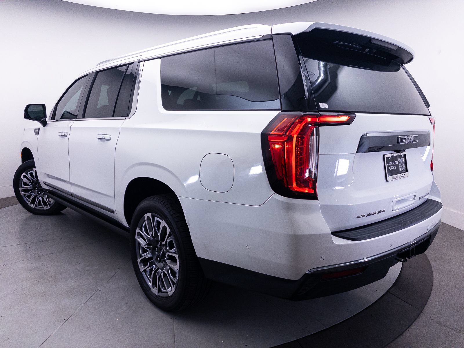 Used 2023 GMC Yukon XL Denali Ultimate AWD/4WD image 4
