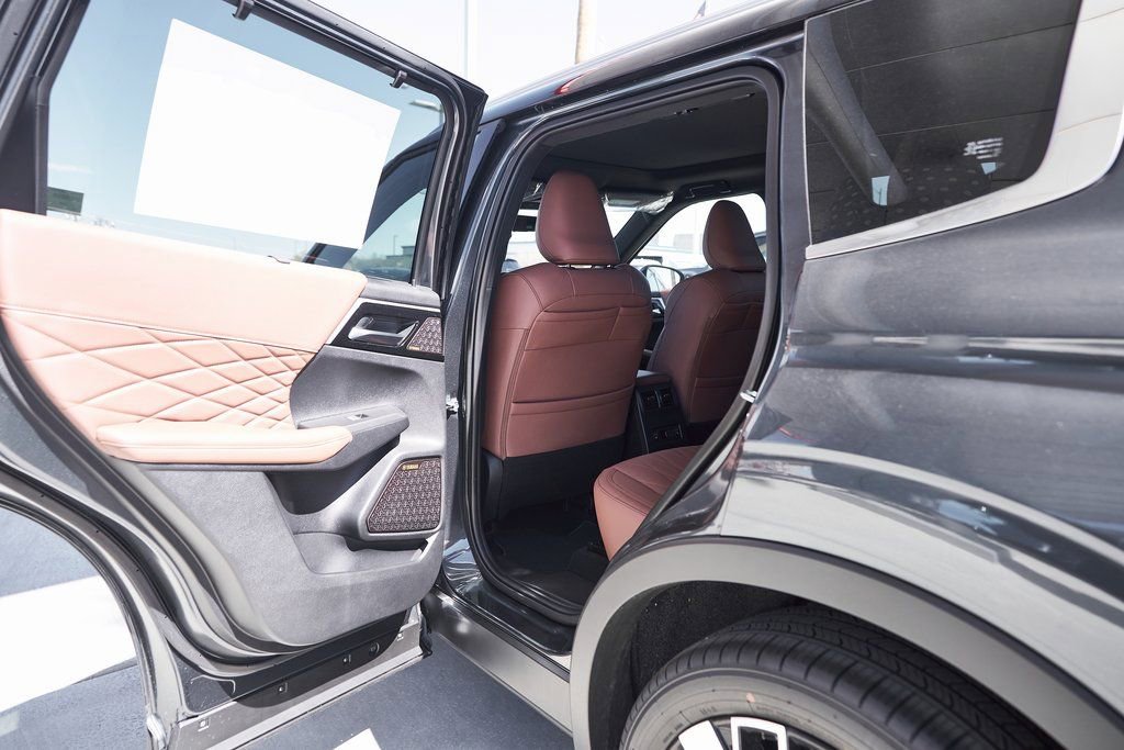 Used 2025 Mitsubishi Outlander SEL FWD image 16