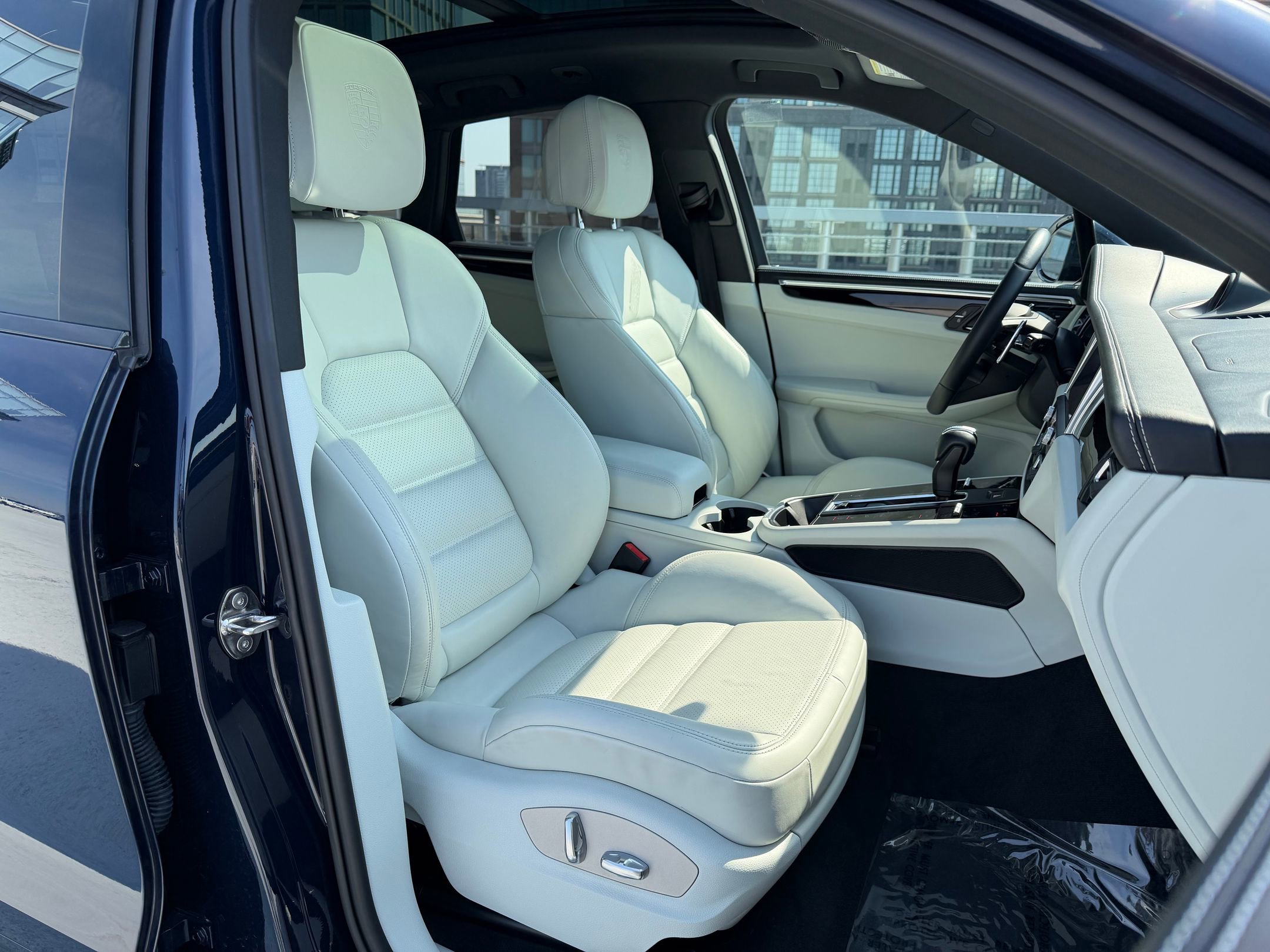 Used 2023 Porsche Macan Turbo image 14