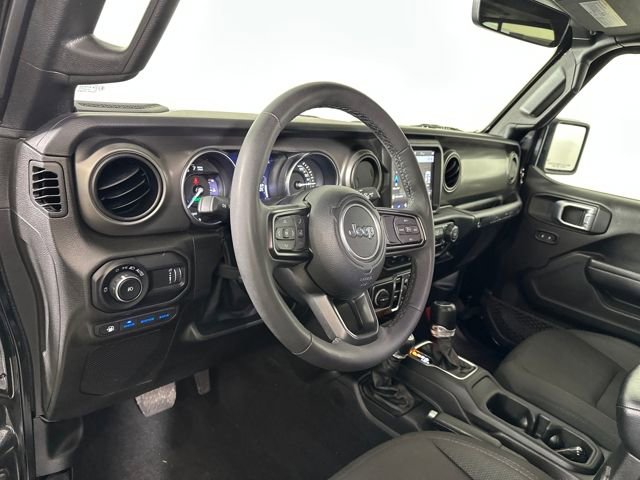 Used 2023 Jeep Wrangler Unlimited w/ Sun & Screen Package image 13