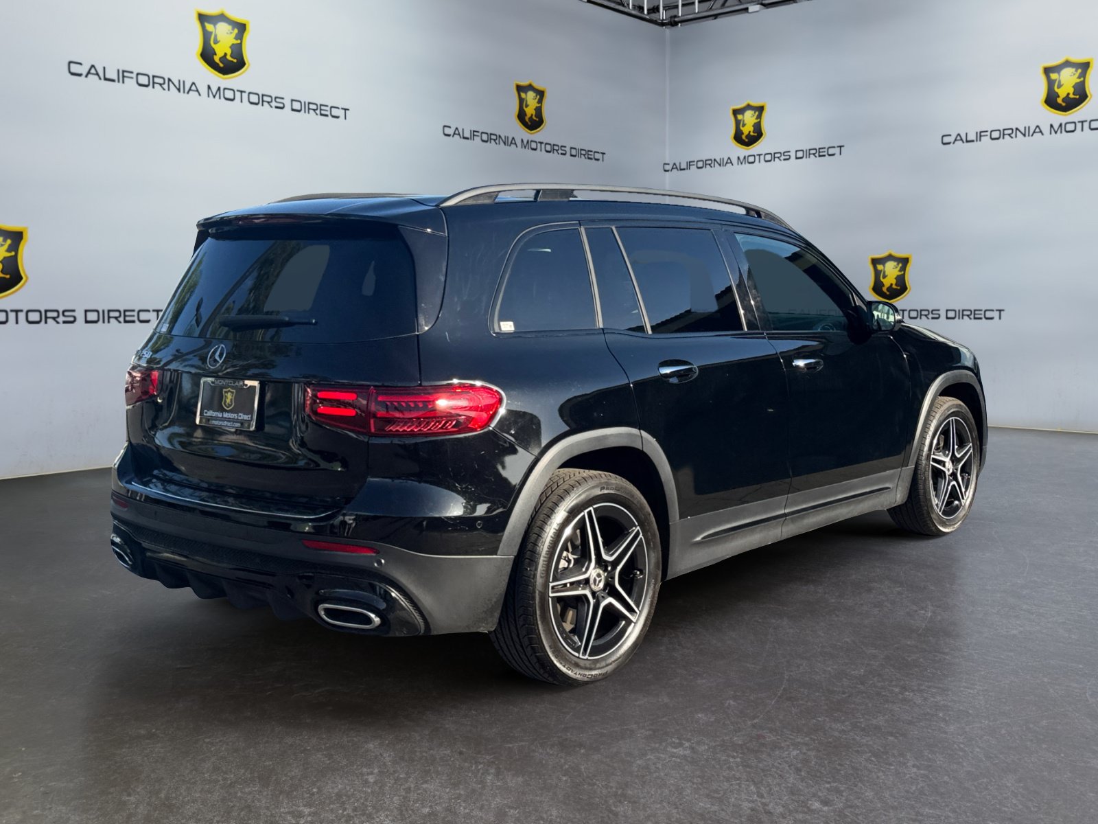 Used 2024 Mercedes-Benz GLB 250 w/ AMG Night Package image 5