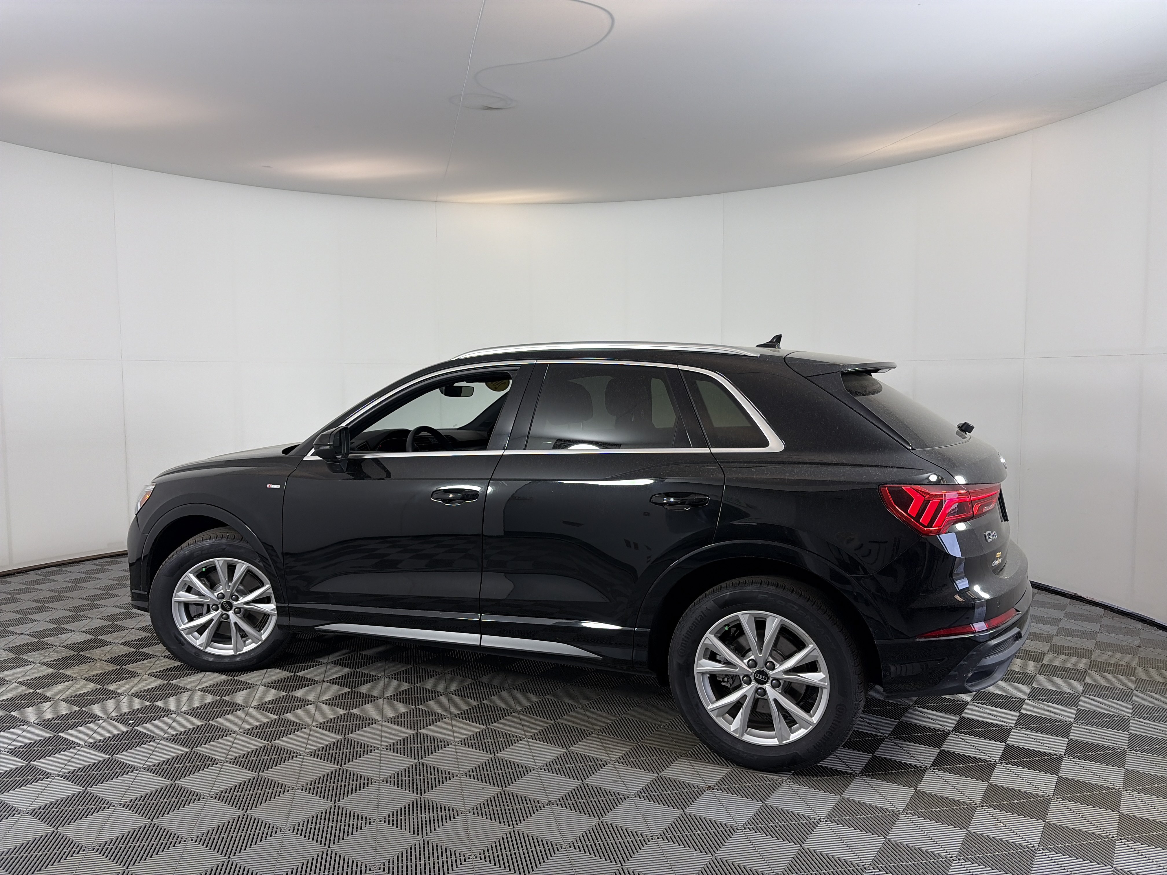 Used 2025 Audi Q3 2.0T Premium AWD/4WD image 2