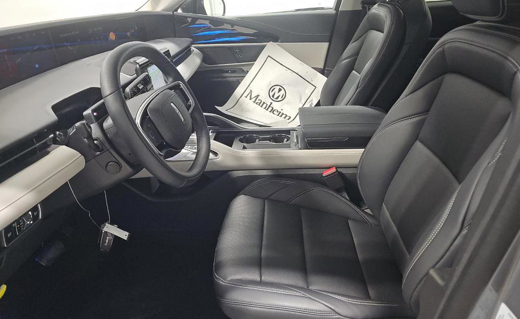 Used 2025 Lincoln Nautilus Premier image 9