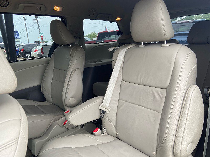 Used 2017 Toyota Sienna XLE w/ XLE Navigation Package FWD image 21