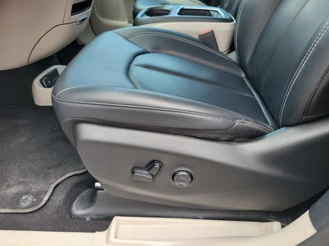 Used 2024 Chrysler Pacifica Touring-L FWD image 12