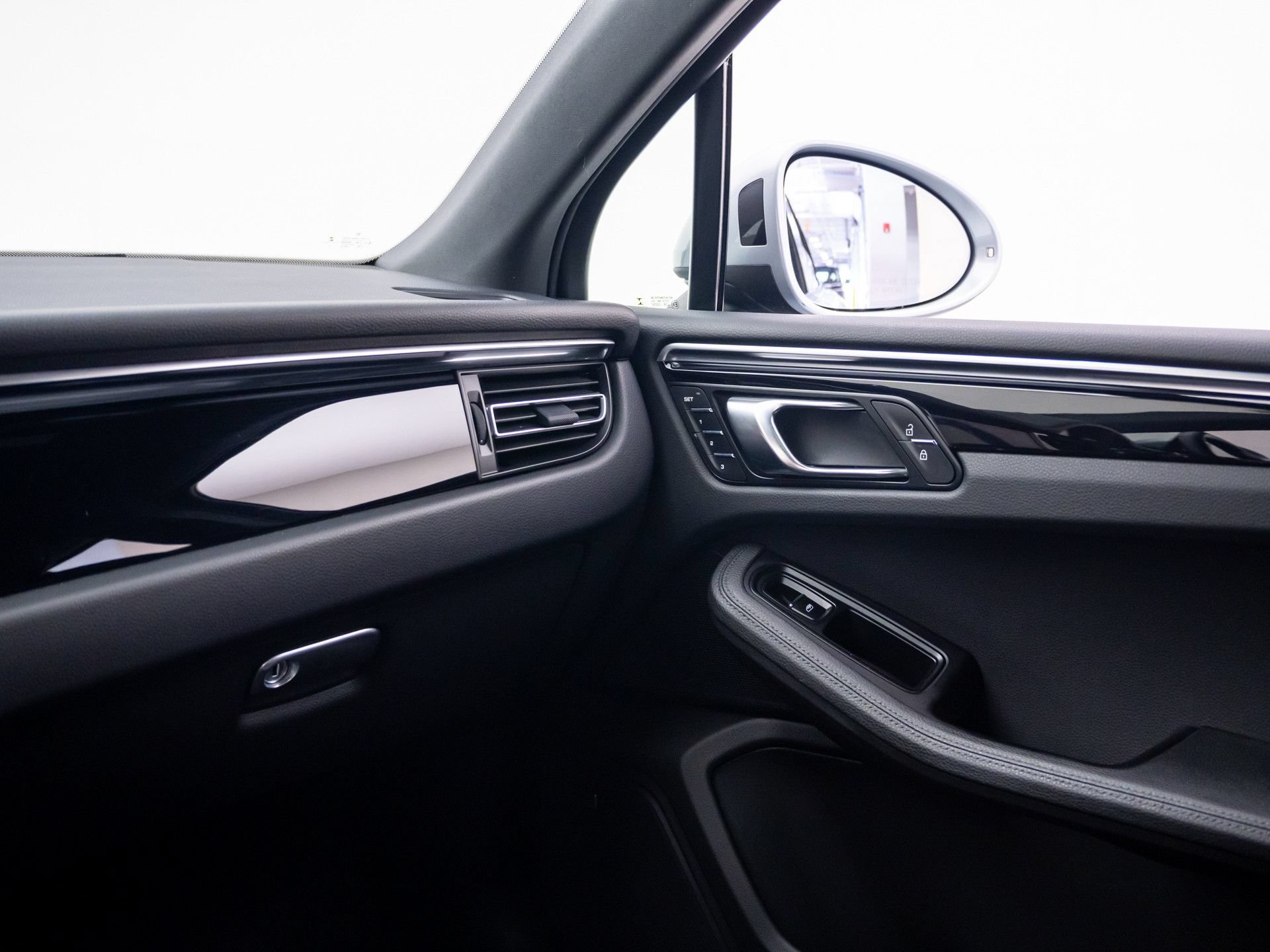 Used 2020 Porsche Macan AWD/4WD image 33