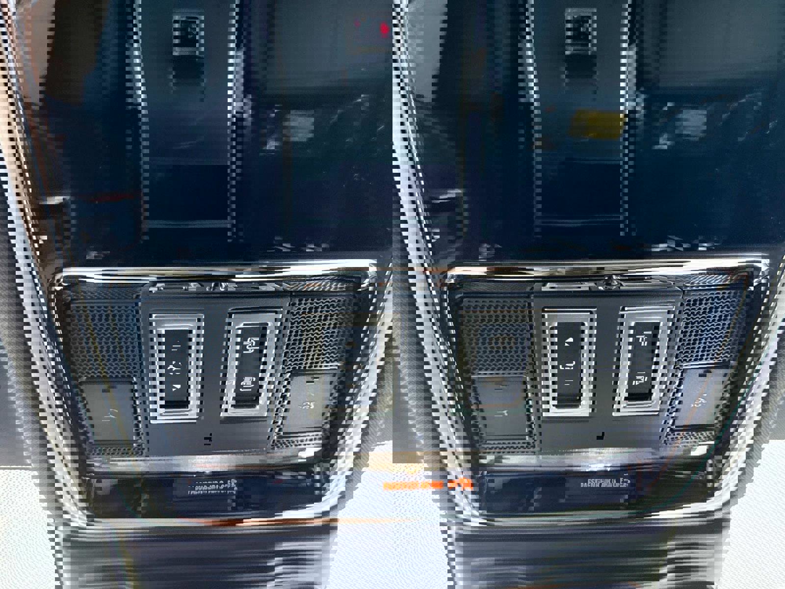 Certified 2025 Land Rover Range Rover Velar Dynamic SE image 25