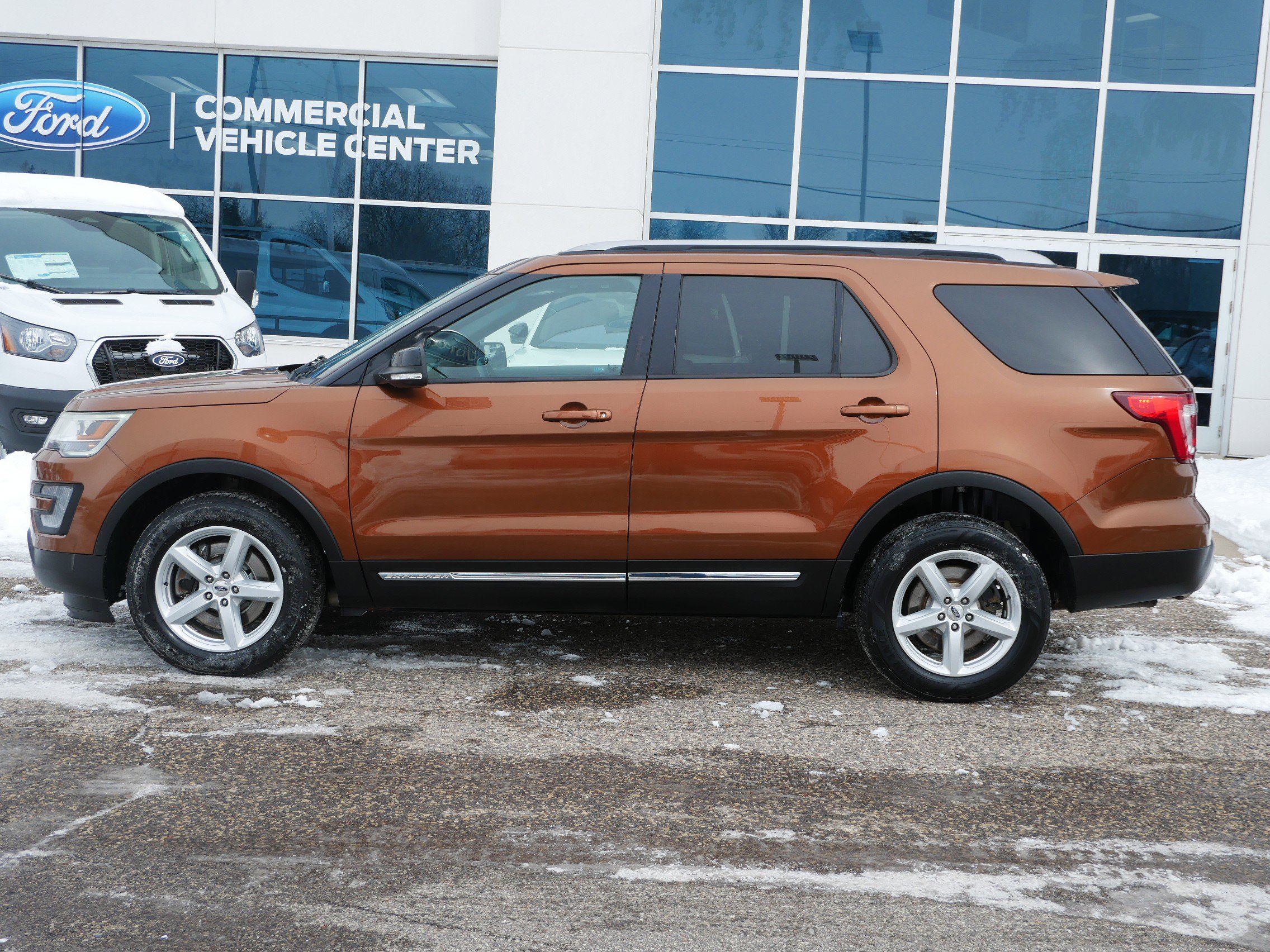 Used 2017 Ford Explorer XLT w/ Equipment Group 202A AWD/4WD image 26