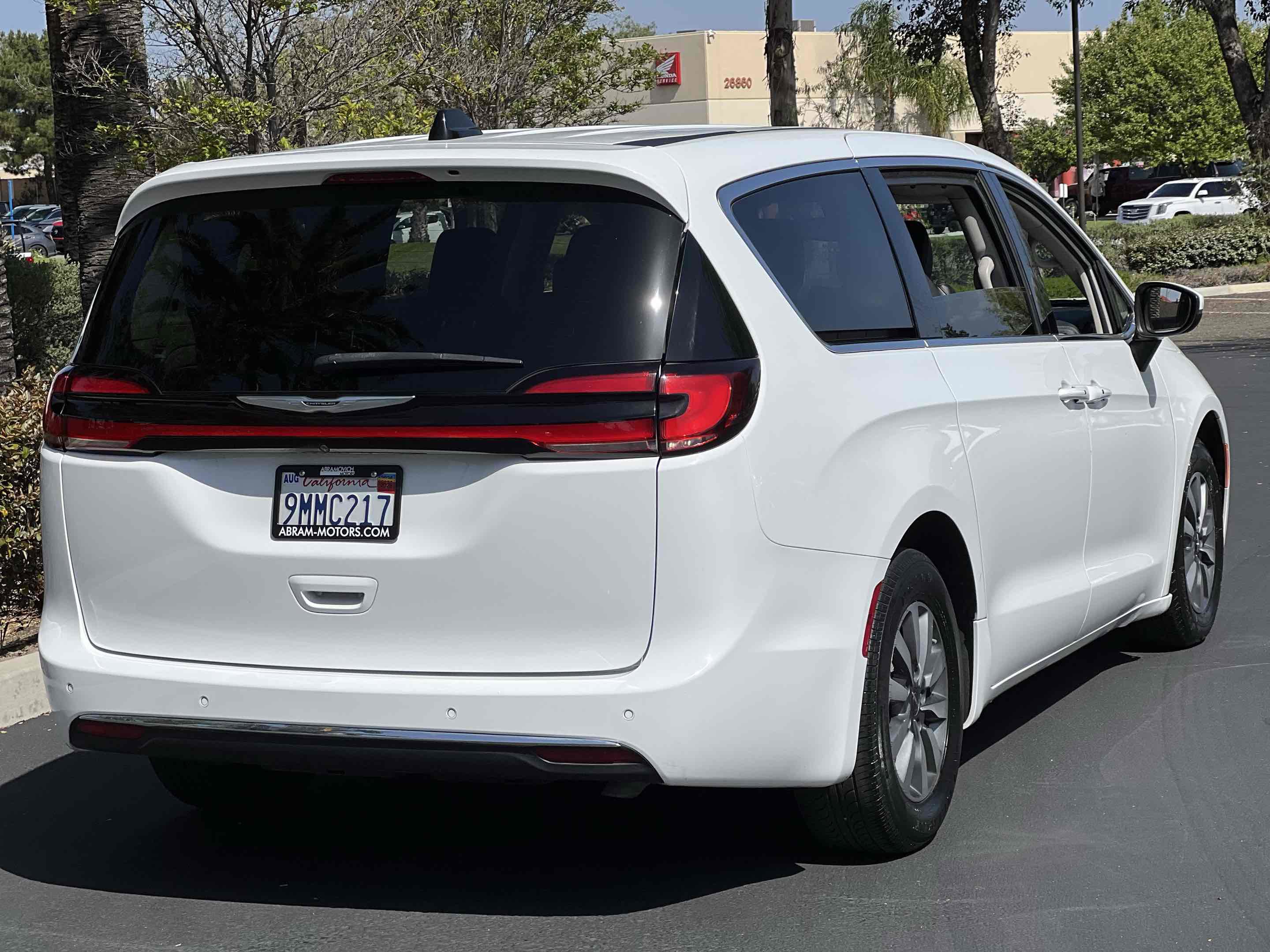 Used 2023 Chrysler Pacifica Touring-L FWD image 17